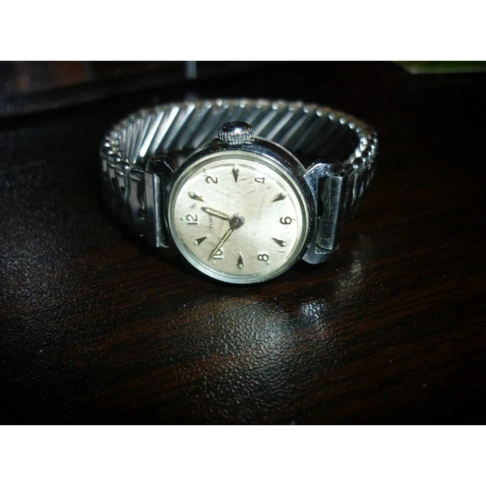 Vintage Timex Womens Silver Tone Round Face Watch Stainless Expansion Band
